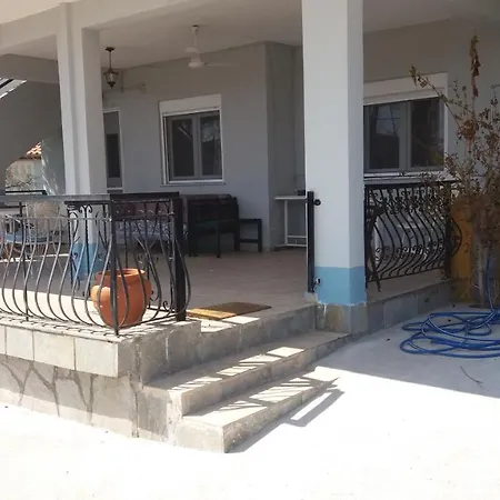 Manos House *