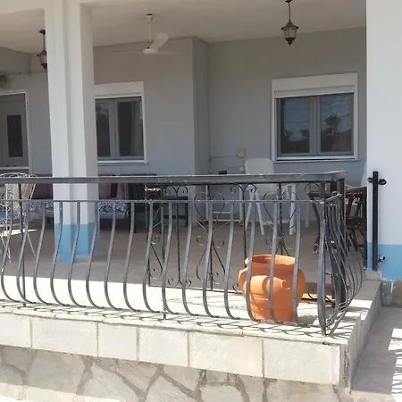 Manos House 度假居 *