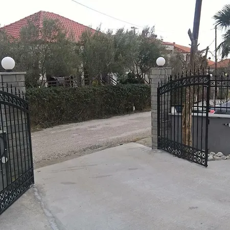Manos House