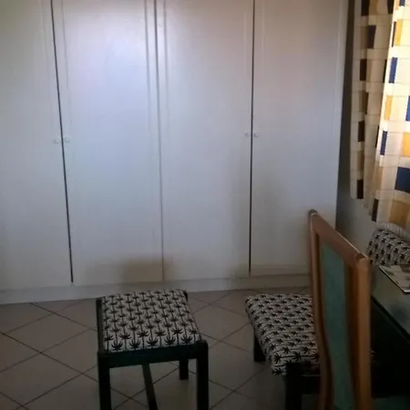 Manos House *